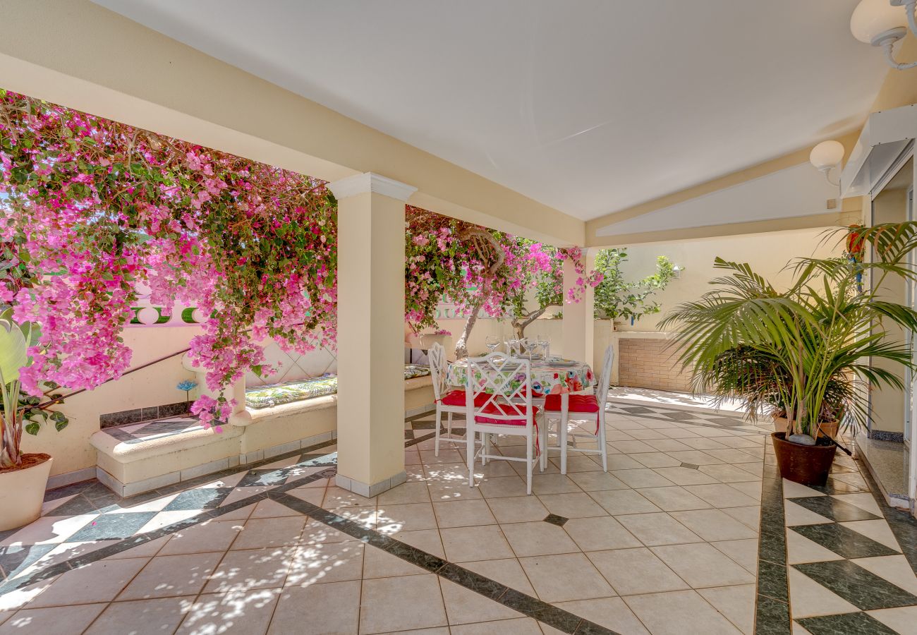 Villa in Callao Salvaje - Villa Bouganvilla by the sea with pool