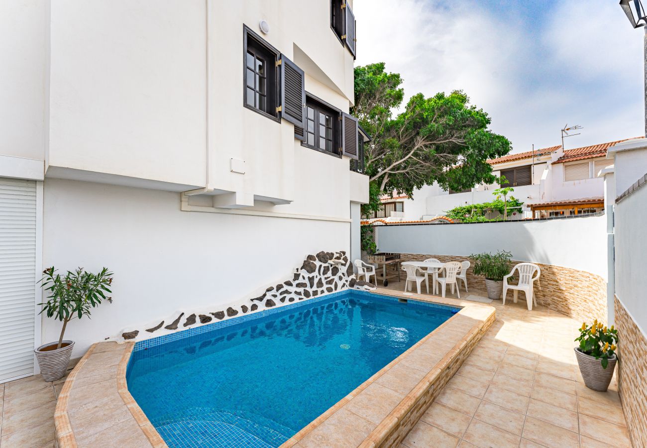 House in Arona - Fantastic townhouse with pool and vacation rental license (VV) only 400m from Playa Amarilla