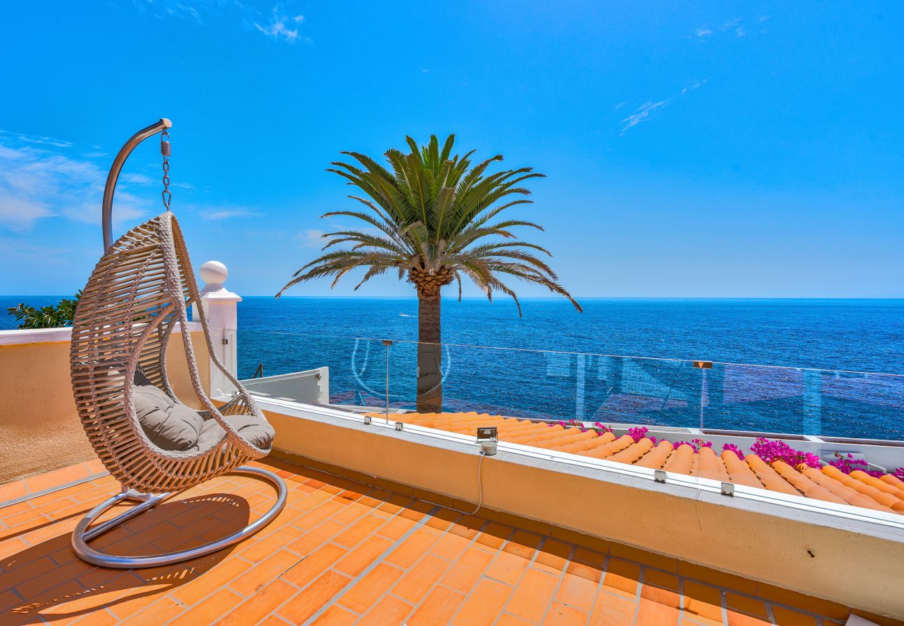 Villa/Dettached house in Callao Salvaje - Fantastic Villa directly at the sea !