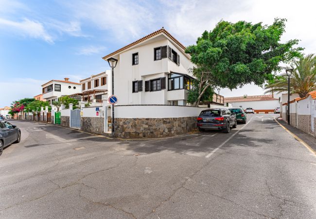 Stadthaus in Arona - Traumhaftes Haus mit Pool und Ferienvermietungslizenz nur 400m vom Playa Amarilla