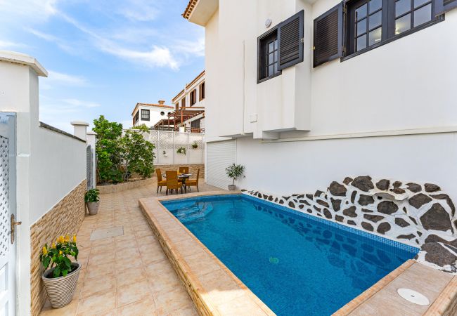Stadthaus in Arona - Traumhaftes Haus mit Pool und Ferienvermietungslizenz nur 400m vom Playa Amarilla