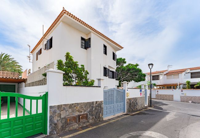 Stadthaus in Arona - Traumhaftes Haus mit Pool und Ferienvermietungslizenz nur 400m vom Playa Amarilla